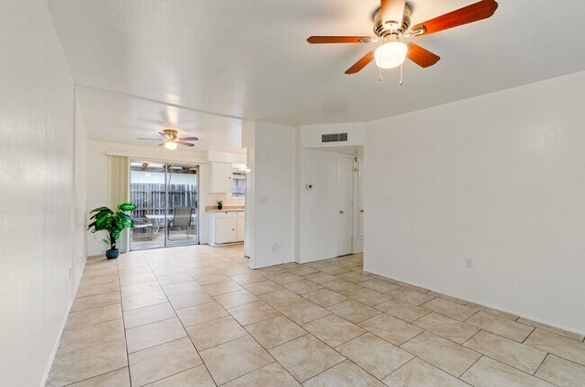 Foto del edificio - Centrally located 1 bedroom, 1 bath with bonus Den in a duplex, SW side of Swan & Grant.