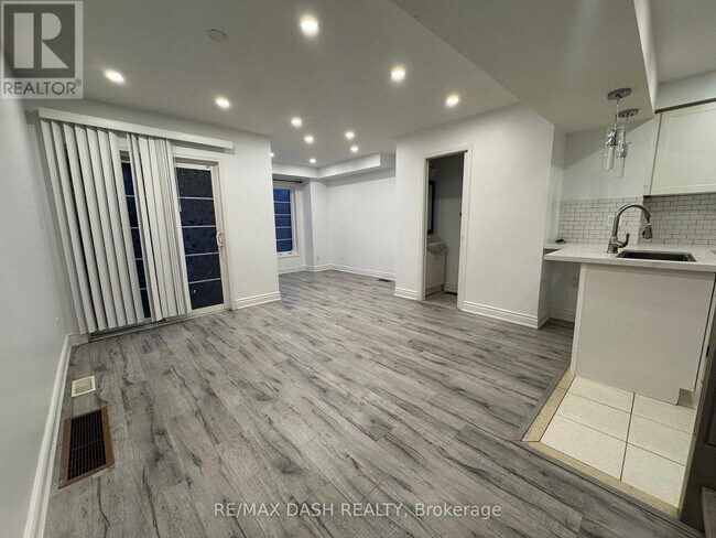 Building Photo - 16 Thornharrold St