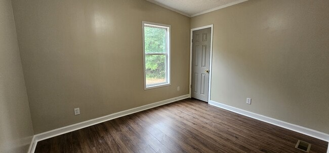 Foto del edificio - 651 E Sanders Rd