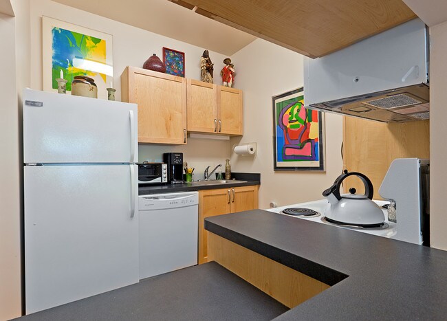 Cocina - Lillian & Samuel Hechtman Senior Apartments