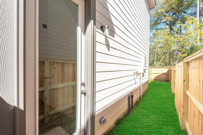 Building Photo - 669 Royal Arch Dr