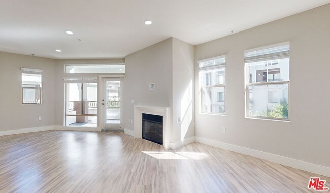 Building Photo - 6240 W 3rd St
