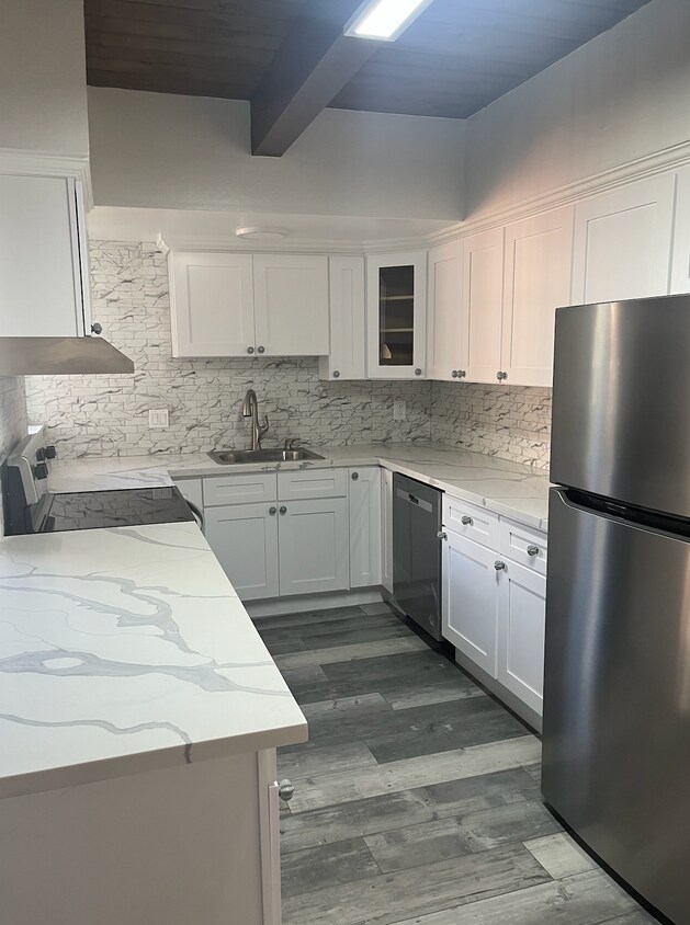 Primary Photo - 645 Manor Dr