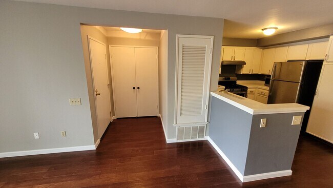 Foto del edificio - CARMEL VALLEY - The Lakes at Del Mar - Nice 1 Br / 1 Ba Condo - TENANT OCCUPIED - AVAIL 05/01/2026