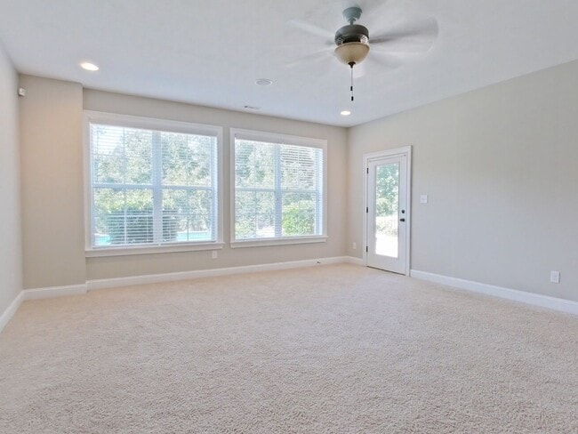 Building Photo - Estate STYLE home with pool and basement i...