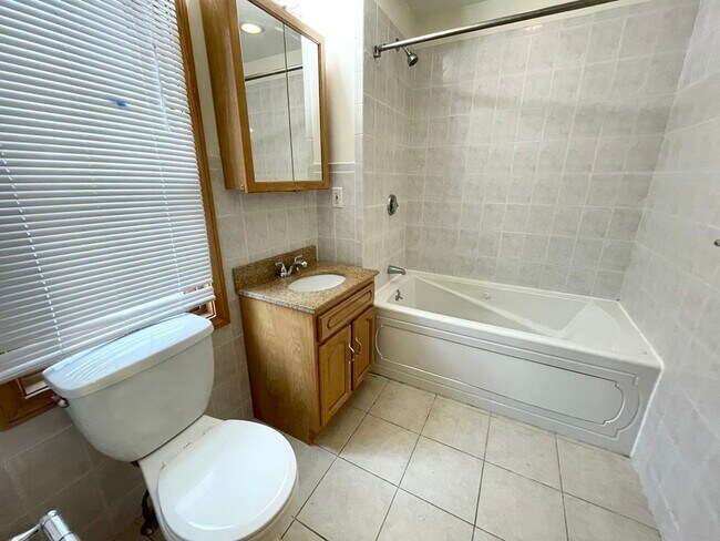 Foto del edificio - 241 W 3rd St