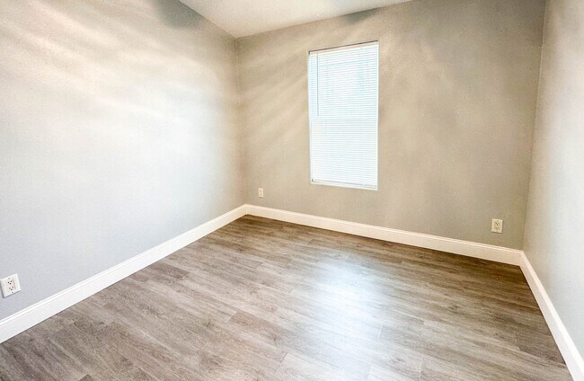 Foto del edificio - BEAUTIFUL 3 BEDROOM HOME, FULLY FENCED, ON...