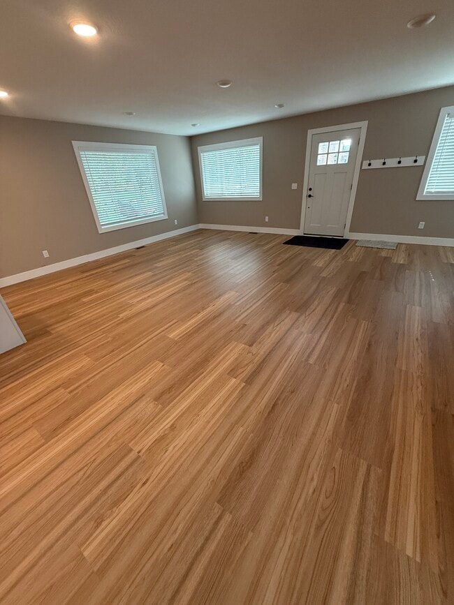 Living space - 86 Cleveland Ave N