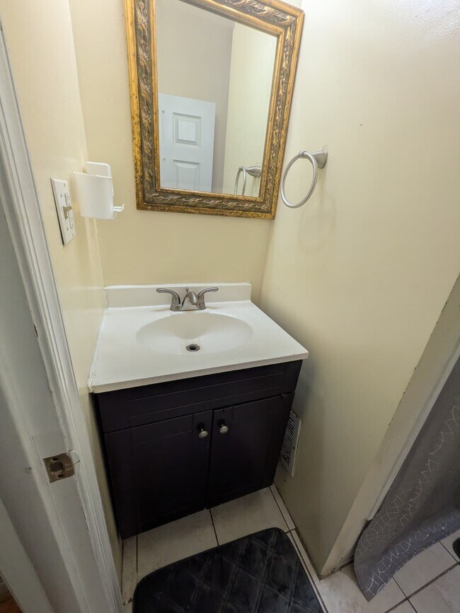 Building Photo - 3002 Kenyon Ave