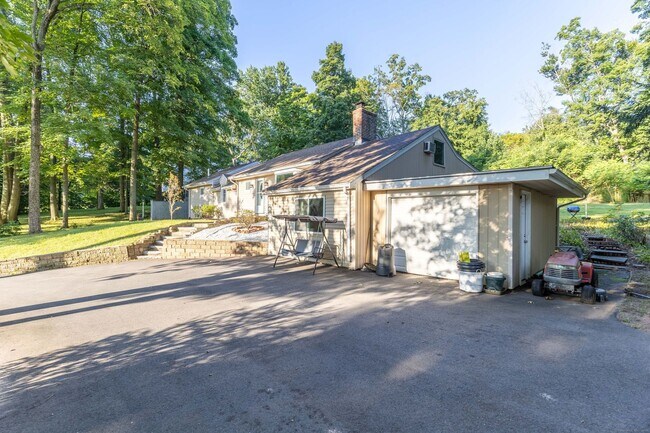 Building Photo - Spacious 4 bedroom single family home at t...