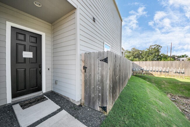 Foto del edificio - 8821 Hollister Pine Ct
