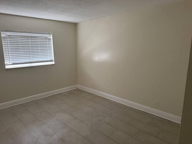 Foto del edificio - 1151 NE 16th Ct