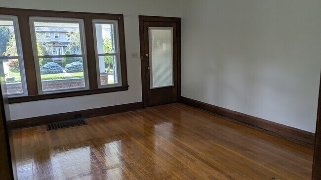 Foto del edificio - 2438 Woodmere Dr