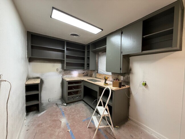 Building Photo - 712 Surghnor St