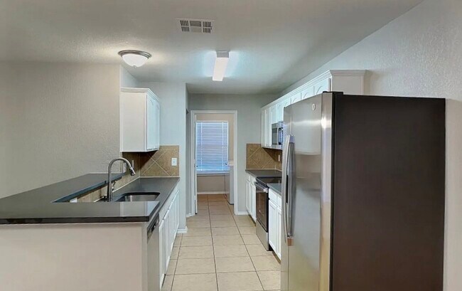 Foto del edificio - MOVE IN READY