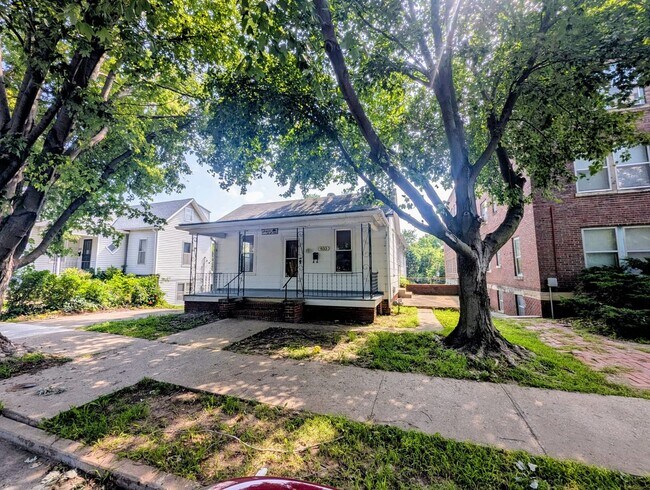Foto del edificio - Remodeled 2-Bedroom Home with Spacious Living Areas, Basement & Off-Street Parking