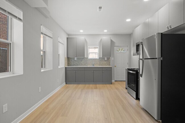 Building Photo - ???Newly Renovated MODERN 3BR and 2.5Bath ...