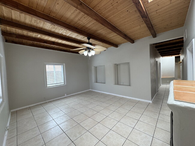 Building Photo - 3 bed 2 bath Santa Fe Home