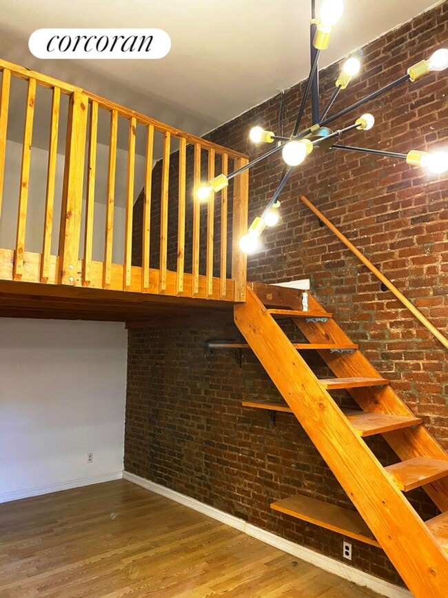 Foto del edificio - 221 W 14th St