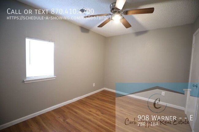Building Photo - 2 bed/1 bath apt - includes washer and dry...