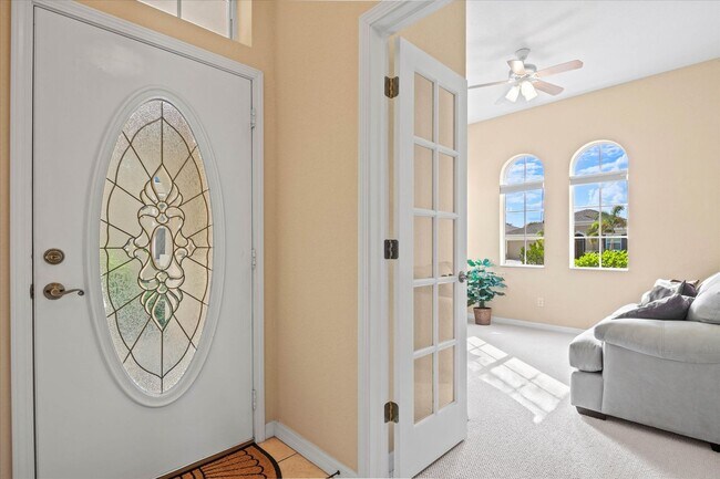 Building Photo - Fully furnished annual rental home in Sun ...