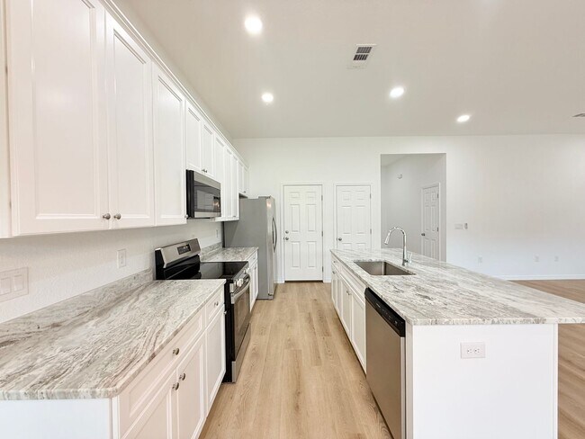 Foto del edificio - Spacious 4-Bedroom Home - New Construction