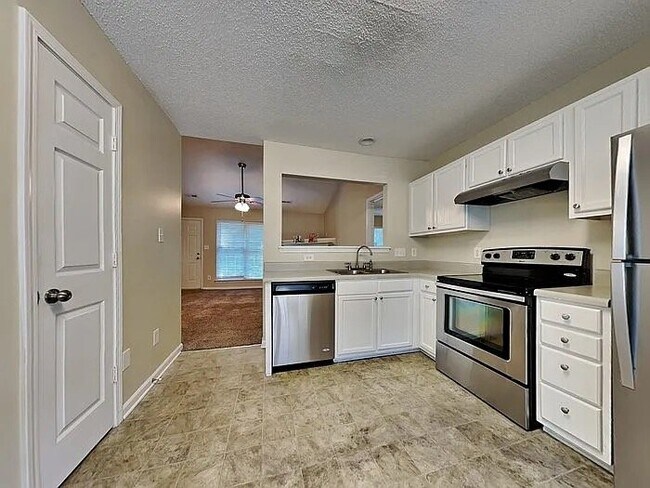 Building Photo - 2613 Fairstone Ave