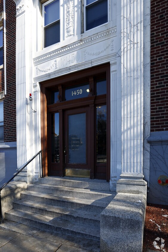 Entrada - 1450 Commonwealth Ave