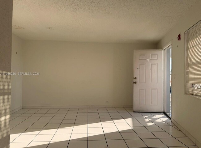 Building Photo - 1610 NW N River Dr