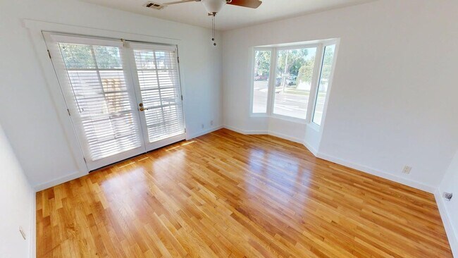 Foto del edificio - Beautiful Spanish Cottage in Coronado Village with AC and Garage