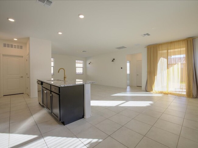 Building Photo - 4 Bedroom, 2 Bath