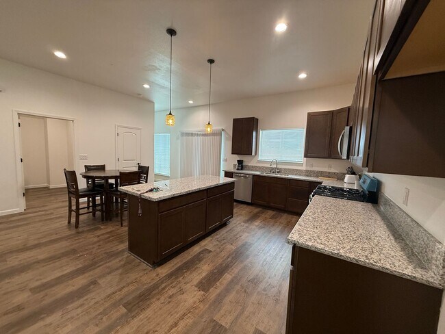 Foto del edificio - Fully Furnished