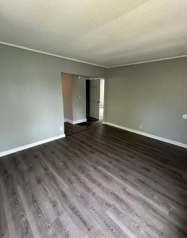 Foto del edificio - For Lease