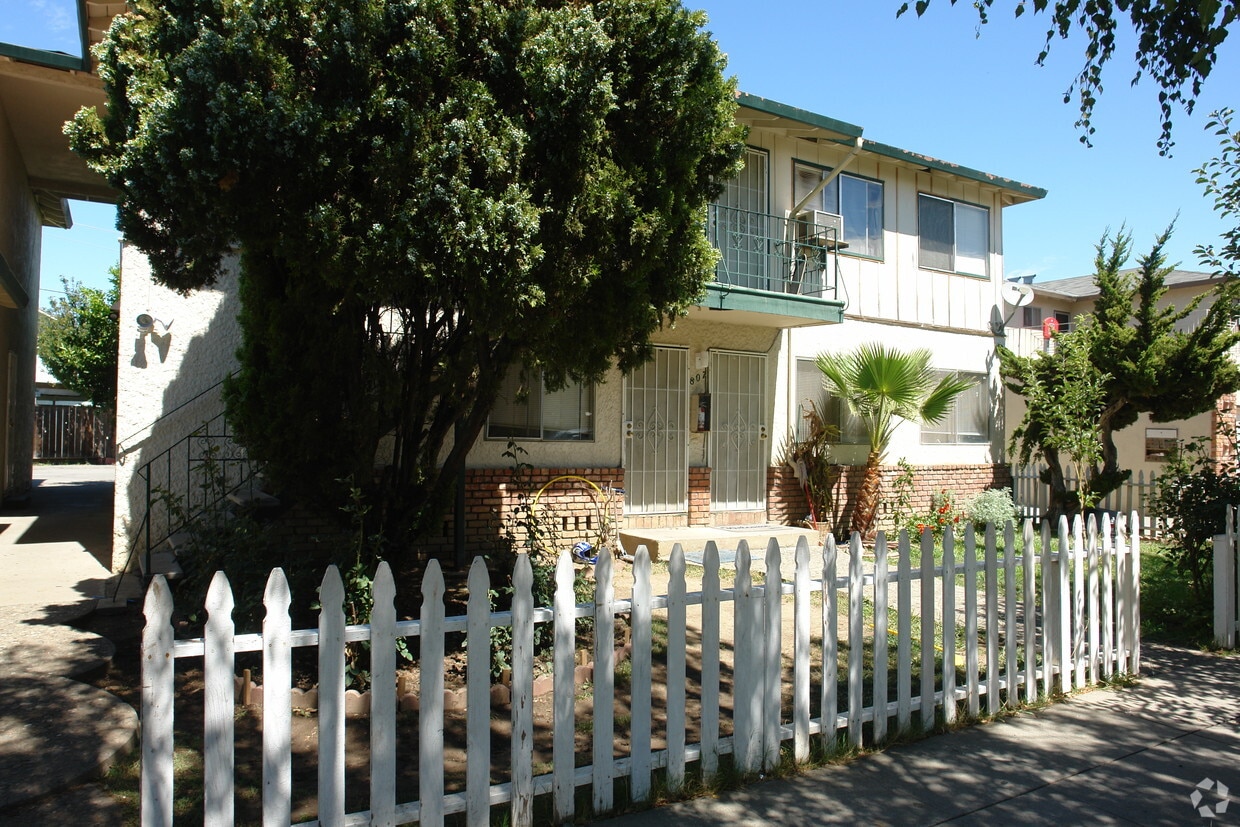 Building Photo - 807 Deland Ave