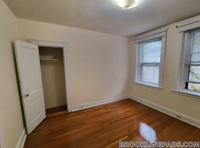 Building Photo - 352 Riverway