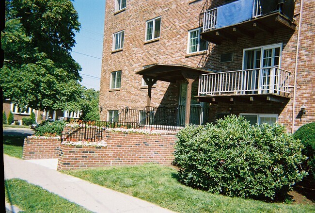 Building Photo - 4 Church St