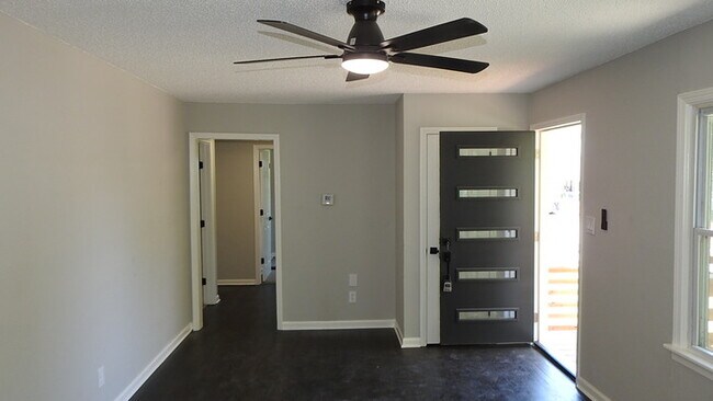 Building Photo - 3 bed 1 bath in Midtown KC