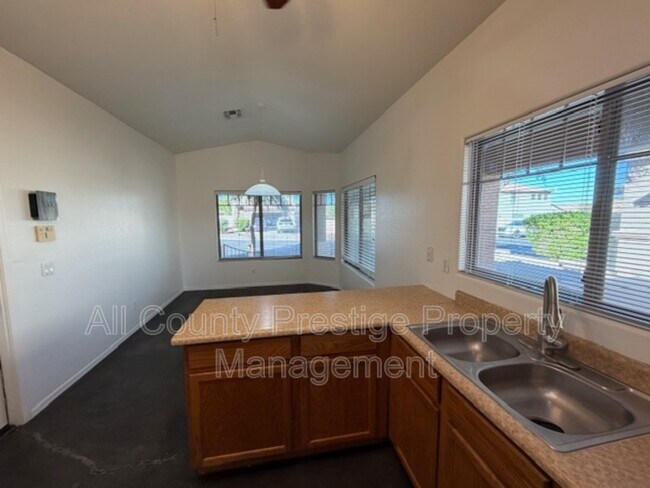 Building Photo - 7519 S 43rd Dr