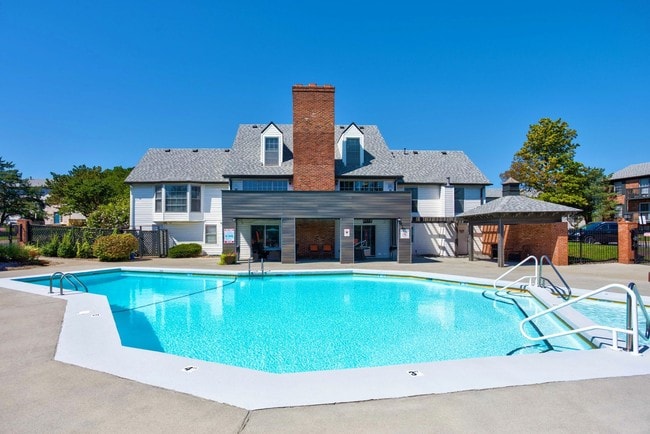 Piscina - Lenexa Crossing Apartments