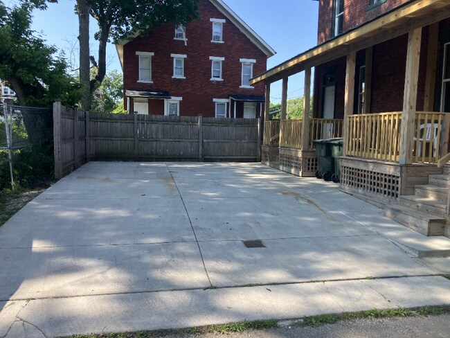 Building Photo - 326 Taylor Ave
