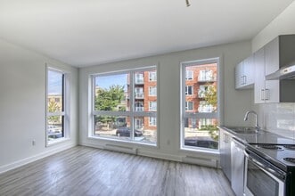 Building Photo - 6600 Av De Darlington