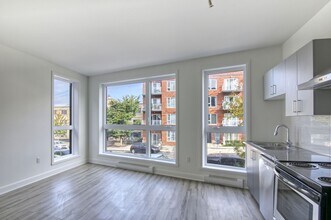 Building Photo - 6600 Av. de Darlington Building Photo - 6600 Av. de Darlington