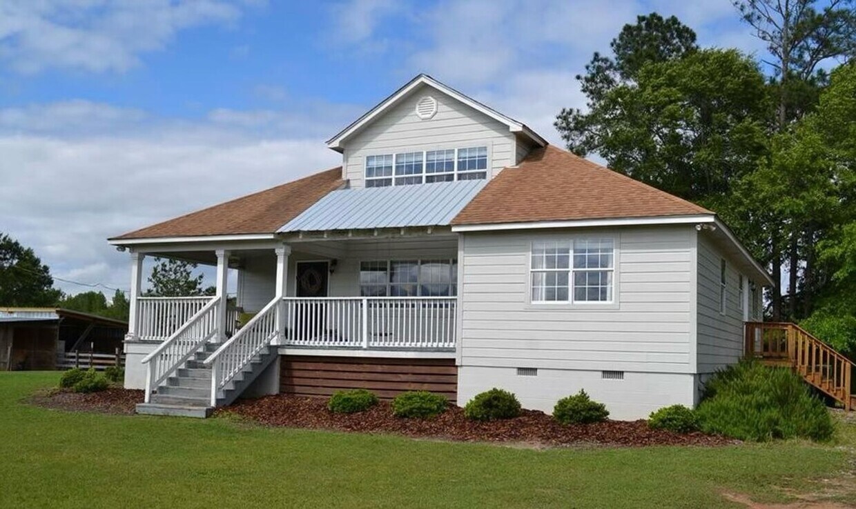 Primary Photo - Country Living on 3 acres!
