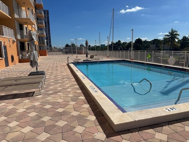 Foto del edificio - 2450 NE 135th St