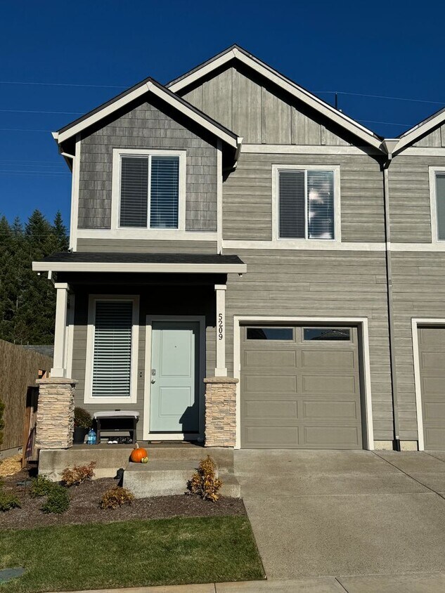 Foto principal - Must See Townhome Located in Ponderosa Ridge