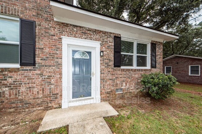 Photo - 717 Waterloo St House