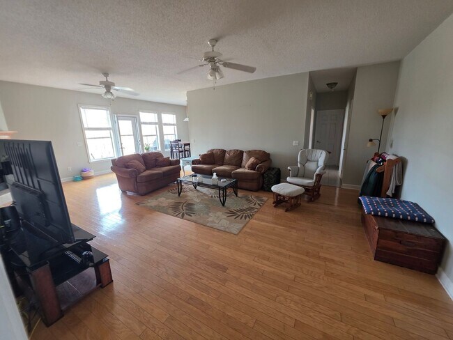 Foto del edificio - Available March! Non-Furnished Unit!