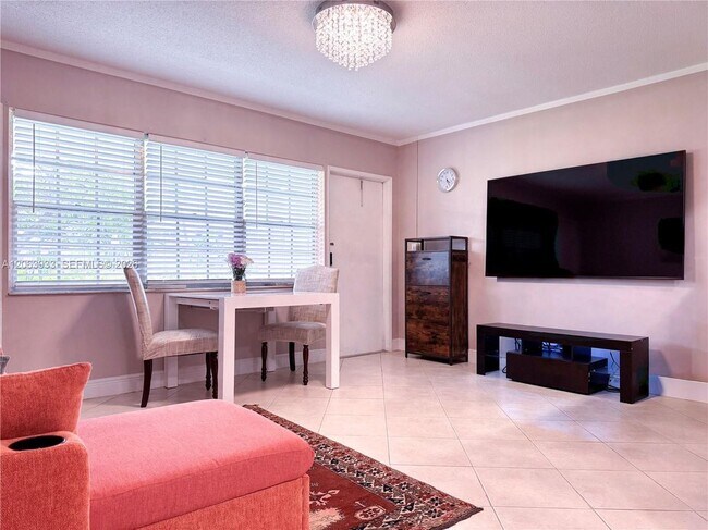 Foto del edificio - 2455 NE 51st St
