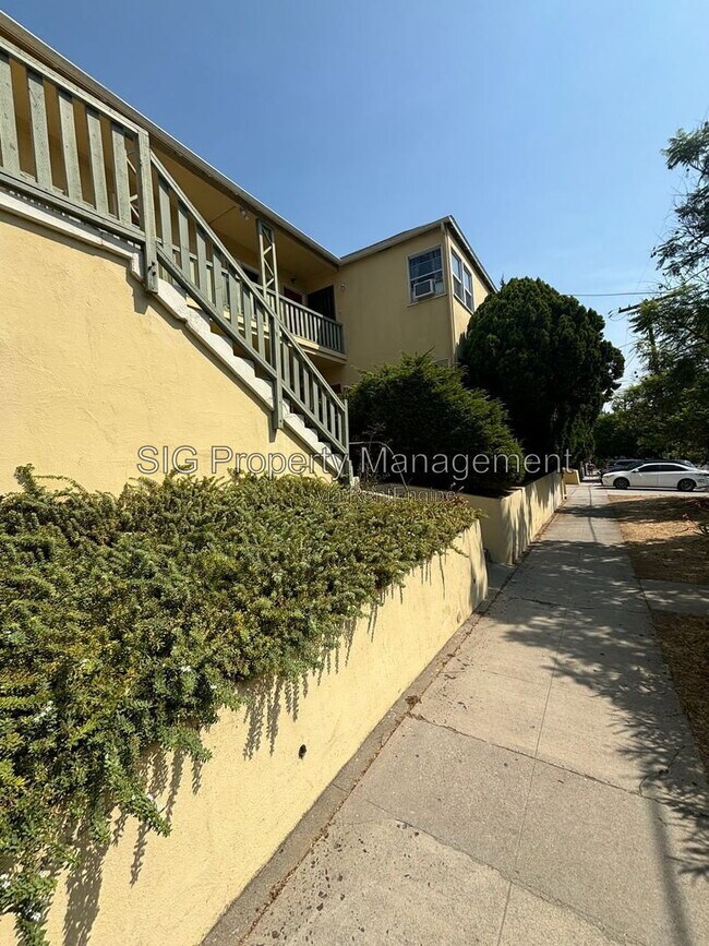 Foto del edificio - 4373 Sunset Dr