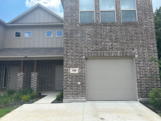 Building Photo - Room in Townhome on Saddle Ln